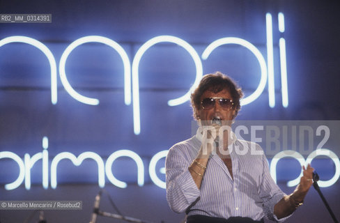 Naples, 1986. Italian pop singer Franco Califano performing at Neapolitan music festival Napoli prima e dopo (Naples before and after) / Napoli, 1986. Il cantante Franco Califano al festival della canzone napoletana Napoli prima e dopo - ©Marcello Mencarini/Rosebud2