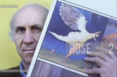 Lucca, 1984. Italian cartoonist Renato Calligaro holding one of his comics / Lucca, 1984. Il fumettista Renato Calligaro con in mano uno dei suoi fumetti - ©Marcello Mencarini/Rosebud2