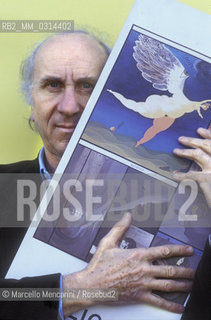 Lucca, 1984. Italian cartoonist Renato Calligaro holding one of his comics / Lucca, 1984. Il fumettista Renato Calligaro con in mano uno dei suoi fumetti - ©Marcello Mencarini/Rosebud2