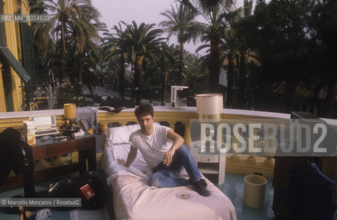 Sanremo Music Festival 1989. Italian pop singer Sergio Caputo on the terrace of his room at the Hotel Londra / Festival di Sanremo 1989. Il cantante Sergio Caputo sulla terrazza della sua camera allHotel Londra - ©Marcello Mencarini/Rosebud2