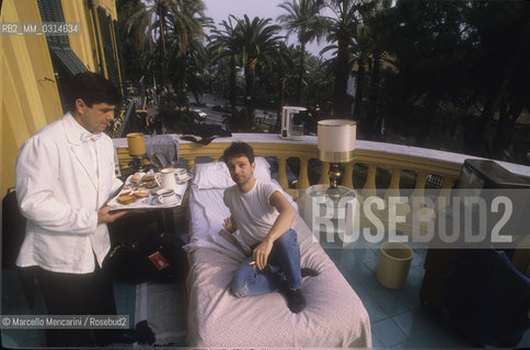 Sanremo Music Festival 1989. Italian pop singer Sergio Caputo on the terrace of his room at the Hotel Londra / Festival di Sanremo 1989. Il cantante Sergio Caputo sulla terrazza della sua camera allHotel Londra - ©Marcello Mencarini/Rosebud2