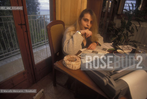 Licata (Agrigento), 1995. Italian writer Lara Cardella in her house / Licata (Agrigento), 1995. La scrittrice Lara Cardella nella sua casa - ©Marcello Mencarini/Rosebud2
