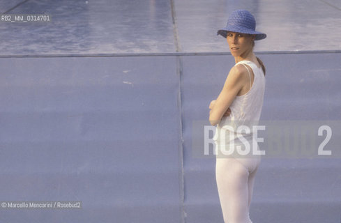 Rome, about 1980. American contemporary dance choreographer, performer, and poet Carolyn Carlson during a rehearsal / Roma, 1980 circa. La coreografa, danzatrice e poetessa Carolyn Carlson durante una prova - ©Marcello Mencarini/Rosebud2
