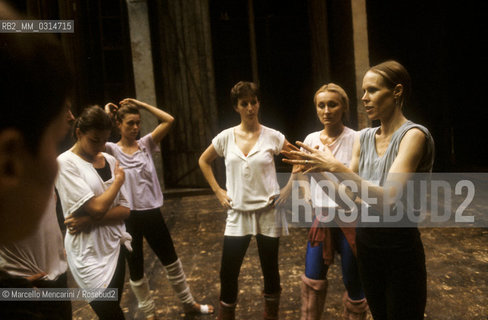 Rome, about 1980. American contemporary dance choreographer, performer, and poet Carolyn Carlson during a rehearsal / Roma, 1980 circa. La coreografa, danzatrice e poetessa Carolyn Carlson durante una prova - ©Marcello Mencarini/Rosebud2