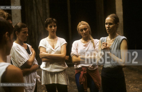 Rome, about 1980. American contemporary dance choreographer, performer, and poet Carolyn Carlson during a rehearsal / Roma, 1980 circa. La coreografa, danzatrice e poetessa Carolyn Carlson durante una prova - ©Marcello Mencarini/Rosebud2