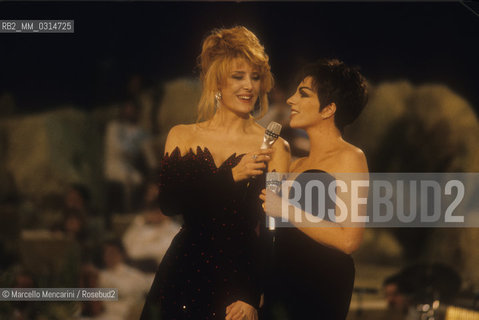 Sanremo Music Festival 1990. Festival TV presenter Gabriella Carlucci and American actress-singer Liza Minnelli, special guest at the Festival / Festival di Sanremo 1990. La presentatrice del Festival Gabriella Carlucci con la cantante-attrice Liza Minnelli, ospite del Festival - ©Marcello Mencarini/Rosebud2