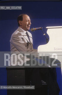 Sanremo Music Festival 1989. Italian pop singer Renato carosone performing the song ‘Na canzuncella doce doce / Festival di Sanremo 1989. Renato carosone canta ‘Na canzuncella doce doce  - ©Marcello Mencarini/Rosebud2
