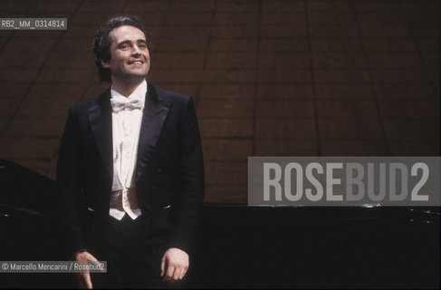 Tenor José Carreras performing a recital (about 1990) / Il tenore José Carreras durante un recital - ©Marcello Mencarini/Rosebud2