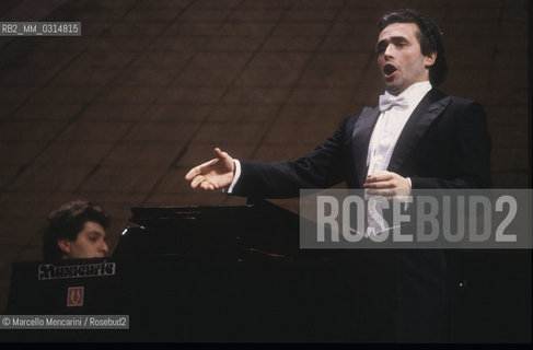 Tenor José Carreras performing a recital (about 1990) / Il tenore José Carreras durante un recital - ©Marcello Mencarini/Rosebud2