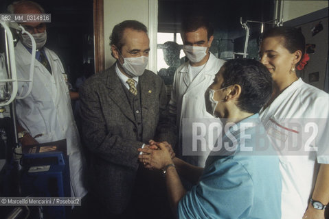 Opera singer José Carreras recently healed from leukemia visiting the haematology department of the Borgo Roma Hospital in Verona, 1995 / ll cantante lirico Josè Carreras visita il reparto di ematologia dellospedale Borgo Roma di Verona dopo essere guarito dalla leucemia, 1995 - ©Marcello Mencarini/Rosebud2