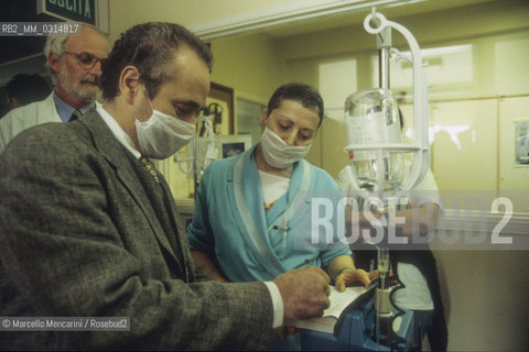 Opera singer José Carreras recently healed from leukemia visiting the haematology department of the Borgo Roma Hospital in Verona, 1995 / ll cantante lirico Josè Carreras visita il reparto di ematologia dellospedale Borgo Roma di Verona dopo essere guarito dalla leucemia, 1995 - ©Marcello Mencarini/Rosebud2
