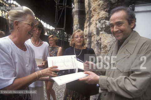 Verona Arena, 1995. Spanish tenor José Carreras signing autographs before performing in the 25th anniversary of his career / Arena di Verona, 1995. Il tenore José Carreras mentre firma autografi prima di esibirsi in occasione dei suoi 25 anni di carriera - ©Marcello Mencarini/Rosebud2