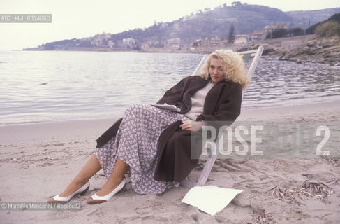 Sanremo Music Festival 1989. Italian pop singer Rossana Casale poses on the Sanremo beach. She is in competition with the song A che servono gli dèi (nineteenth ranked)  / Festival di Sanremo 1989. La cantante Rossana Casale posa sulla spiaggia di Sanremo. E in gara con la canzone A che servono gli dèi (diciannovesima classificata) - ©Marcello Mencarini/Rosebud2