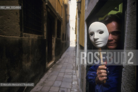 Venice 1998. Furniture restorer and mask maker Alberto Gallo in front of his workshop on Calle Malipiero (formerly calle della commedia) where Giacomo Casanova was born on 2 April 1725 and lived since 1743 in a rental home, probably at current number 3082 / Venezia 1998. Alberto Gallo, restauratore di mobili e fabbricante di maschere, di fronte al suo laboratorio in Calle Malipiero (già calle della commedia), dove Giacomo Casanova nacque il 2 aprile 1725 e abitò fino al 1743 in una casa che la sua famiglia aveva in affitto, probabilmente quella che oggi si trova al numero 3082 - ©Marcello Mencarini/Rosebud2