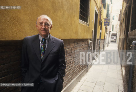 Venice 1998. Alessandro Arrigoni, present owner of the home where Giaomo Casanova probably was born in 1725 and lived since 1743, in front of his home on Calle Malipiero (formerly Calle della Commedia) at number 3082 / Alessandro Arrigoni, atuale proprietario della casa dove Giacomo Casanova probabilmente nacque nel 1725 e visse fino al 1743, davanti alla sua casa in calle Malipiero (già calle della commedia) al numero 3082 - ©Marcello Mencarini/Rosebud2