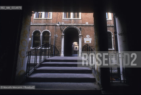 Venice, 1998. Calle del Teatro where the San Samuele Theater was located. It was a very important theater in Venice in the time of Giacomo Casanova who played the violin here in the 1745-1746 season. It was closed in 1818 and became a depository. It reopened after some time but was demolished at the end of  the nineteenth century. Now in its place there is a school. / Venezia, 1998. Calle del teatro dove sorgeva il teatro San Samuele. Fu un teatro molto attivo e famoso ai tempi di Giacomo Casanova che qui suonò il violino nella stagione 1745-46. Nel 1818 fu chiuso e trasformato in magazzino. Riaprì dopo qualche tempo, ma fu demolito alla fine dellOttocento. Oggi vi sorge una scuola - ©Marcello Mencarini/Rosebud2