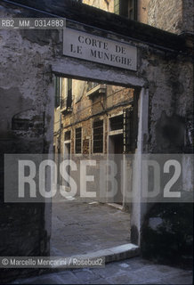 Venice, 1998. Corte delle Muneghe, where Marzia Farussi, gran mother of Giacomo Casanova, lived. Casanova stayed at his grand mother during the long absences of his mother Zanetta who was an actress / Venezia, 1998. Corte delle muneghe, dove abitava Marzia Farussi, nonna di Giacomo Casanova. Casanova viveva con la nonna durante i lunghi periodi di assenza della madre, lattrice Zanetta - ©Marcello Mencarini/Rosebud2