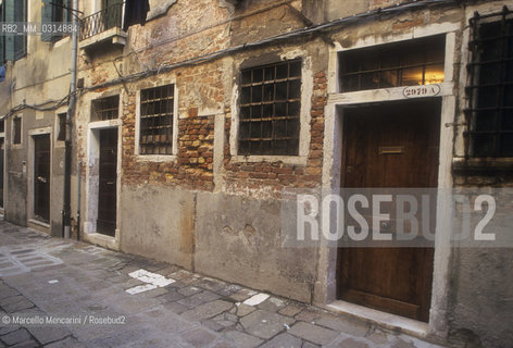 Venice, 1998. Corte delle Muneghe, where Marzia Farussi, gran mother of Giacomo Casanova, lived. Casanova stayed at his grand mother during the long absences of his mother Zanetta who was an actress / Venezia, 1998. Corte delle muneghe, dove abitava Marzia Farussi, nonna di Giacomo Casanova. Casanova viveva con la nonna durante i lunghi periodi di assenza della madre, lattrice Zanetta - ©Marcello Mencarini/Rosebud2