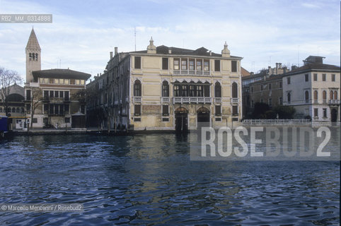 Venice 1998. Palazzo Malipiero (now Palazzo Barnabò), facade on the Grand Canal. It is located on campo San Samuele at numbers 3200 and 3201. Senator Alvise Gasparo Malipiero, owner of this palace in that time, was patron of Giacomo Casanova who as a boy frequented this house on almost all days from 1740 to 1742-43. It borders on the home of Teresa Imer. Through the garden Malipiero could see the girl and he fell in love with her. When he found Casanova courting her, turned him out of the house forever / Venezia, 1998. Palazzo Malipiero, oggi Barnabò, facciata sul Canal Grande. Si apre in campo San Samuele ai numeri 3200 e 3201. Alvise Gasparo Malipiero fu il protettore di Giacomo Casanova che da ragazzo frequentò il palazzo quasi tutti i giorni, dal 1740 al 1742-43. Confinava con la casa di Teresa Imer. Attraverso il giardino il senatore poteva scorgere la stanza della giovane della quale si innamorò fino a farne una protetta. Sorprese Casanova a corteggiarla e lo cacciò dal palazzo - ©Marcello Mencarini/Rosebud2