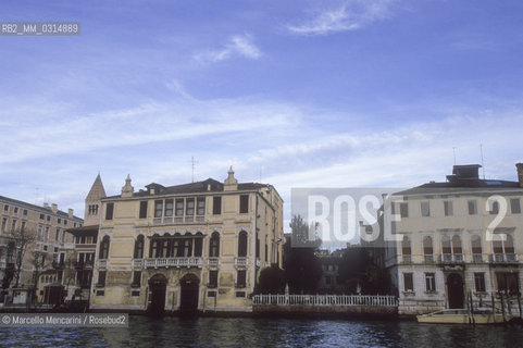 Venice 1998. Palazzo Malipiero (now Palazzo Barnabò), facade on the Grand Canal. It is located on campo San Samuele at numbers 3200 and 3201. Senator Alvise Gasparo Malipiero, owner of this palace in that time, was patron of Giacomo Casanova who as a boy frequented this house on almost all days from 1740 to 1742-43. It borders on the home of Teresa Imer. Through the garden Malipiero could see the girl and he fell in love with her. When he found Casanova courting her, turned him out of the house forever / Venezia, 1998. Palazzo Malipiero, oggi Barnabò, facciata sul Canal Grande. Si apre in campo San Samuele ai numeri 3200 e 3201. Alvise Gasparo Malipiero fu il protettore di Giacomo Casanova che da ragazzo frequentò il palazzo quasi tutti i giorni, dal 1740 al 1742-43. Confinava con la casa di Teresa Imer. Attraverso il giardino il senatore poteva scorgere la stanza della giovane della quale si innamorò fino a farne una protetta. Sorprese Casanova a corteggiarla e lo cacciò dal palazzo - ©Marcello Mencarini/Rosebud2