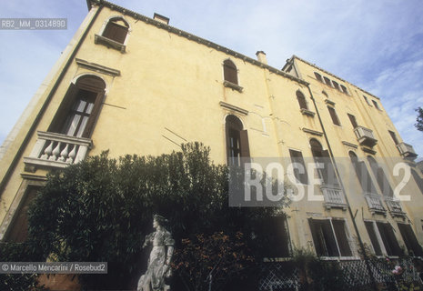 Venice 1998. Palazzo Malipiero, side on the garden. This palace is located on campo San Samuele at numbers 3200 and 3201. Senator Alvise Gasparo Malipiero, owner of this palace in that time, was patron of Giacomo Casanova who as a boy frequented this house on almost all days from 1740 to 1742-43. It borders on the home of Teresa Imer. Through the garden Malipiero could see the girl and he fell in love with her. When he found Casanova courting her, turned him out of the house forever / Venezia, 1998. Palazzo Malipiero, oggi Barnabò, lato che dà sul giardino. Si apre in campo San Samuele ai numeri 3200 e 3201. Alvise Gasparo Malipiero fu il protettore di Giacomo Casanova che da ragazzo frequentò il palazzo quasi tutti i giorni, dal 1740 al 1742-43. Confinava con la casa di Teresa Imer. Attraverso il giardino il senatore poteva scorgere la stanza della giovane della quale si innamorò fino a farne una protetta. Sorprese Casanova a corteggiarla e lo cacciò dal palazzo - ©Marcello Mencarini/Rosebud2