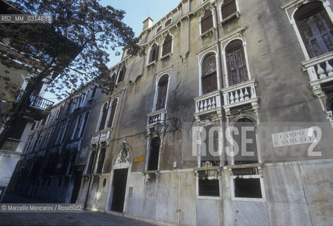 Venice 1998. Palazzo Malipiero (now Palazzo Barnabò). It is located on campo San Samuele at numbers 3200 and 3201. Senator Alvise Gasparo Malipiero, owner of this palace in that time, was patron of Giacomo Casanova who as a boy frequented this house on almost all days from 1740 to 1742-43. It borders on the home of Teresa Imer. Through the garden Malipiero could see the girl and he fell in love with her. When he found Casanova courting her, turned him out of the house forever / Venezia, 1998. Palazzo Malipiero, oggi Barnabò. Si apre in campo San Samuele ai numeri 3200 e 3201. Alvise Gasparo Malipiero fu il protettore di Giacomo Casanova che da ragazzo frequentò il palazzo quasi tutti i giorni, dal 1740 al 1742-43. Confinava con la casa di Teresa Imer. Attraverso il giardino il senatore poteva scorgere la stanza della giovane della quale si innamorò fino a farne una protetta. Sorprese Casanova a corteggiarla e lo cacciò dal palazzo - ©Marcello Mencarini/Rosebud2