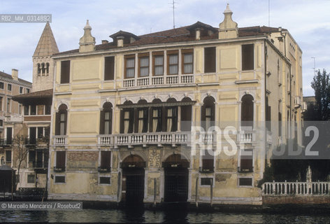 Venice 1998. Palazzo Malipiero (now Palazzo Barnabò), facade on the Grand Canal. It is located on campo San Samuele at numbers 3200 and 3201. Senator Alvise Gasparo Malipiero, owner of this palace in that time, was patron of Giacomo Casanova who as a boy frequented this house on almost all days from 1740 to 1742-43. It borders on the home of Teresa Imer. Through the garden Malipiero could see the girl and he fell in love with her. When he found Casanova courting her, turned him out of the house forever / Venezia, 1998. Palazzo Malipiero, oggi Barnabò, facciata sul Canal Grande. Si apre in campo San Samuele ai numeri 3200 e 3201. Alvise Gasparo Malipiero fu il protettore di Giacomo Casanova che da ragazzo frequentò il palazzo quasi tutti i giorni, dal 1740 al 1742-43. Confinava con la casa di Teresa Imer. Attraverso il giardino il senatore poteva scorgere la stanza della giovane della quale si innamorò fino a farne una protetta. Sorprese Casanova a corteggiarla e lo cacciò dal palazzo - ©Marcello Mencarini/Rosebud2