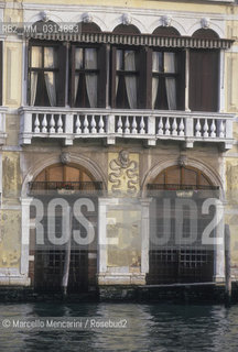 Venice 1998. Palazzo Malipiero (now Palazzo Barnabò), facade on the Grand Canal. It is located on campo San Samuele at numbers 3200 and 3201. Senator Alvise Gasparo Malipiero, owner of this palace in that time, was patron of Giacomo Casanova who as a boy frequented this house on almost all days from 1740 to 1742-43. It borders on the home of Teresa Imer. Through the garden Malipiero could see the girl and he fell in love with her. When he found Casanova courting her, turned him out of the house forever / Venezia, 1998. Palazzo Malipiero, oggi Barnabò, facciata sul Canal Grande. Si apre in campo San Samuele ai numeri 3200 e 3201. Alvise Gasparo Malipiero fu il protettore di Giacomo Casanova che da ragazzo frequentò il palazzo quasi tutti i giorni, dal 1740 al 1742-43. Confinava con la casa di Teresa Imer. Attraverso il giardino il senatore poteva scorgere la stanza della giovane della quale si innamorò fino a farne una protetta. Sorprese Casanova a corteggiarla e lo cacciò dal palazzo - ©Marcello Mencarini/Rosebud2