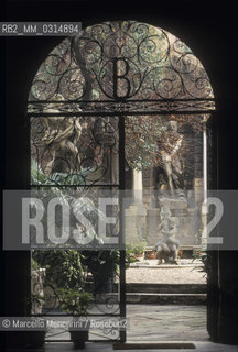 Venice, 1998. Palazzo Malipiero (now Palazzo Barnabò), door on the garden. It is located on campo San Samuele at numbers 3200 and 3201. Senator Alvise Gasparo Malipiero, owner of this palace in that time, was patron of Giacomo Casanova who as a boy frequented this house on almost all days from 1740 to 1742-43. It borders on the home of Teresa Imer. Through the garden Malipiero could see the girl and he fell in love with her. When he found Casanova courting her, turned him out of the house forever / Venezia, 1998. Palazzo Malipiero, oggi Barnabò, porta sul giardino. Si apre in campo San Samuele ai numeri 3200 e 3201. Alvise Gasparo Malipiero fu il protettore di Giacomo Casanova che da ragazzo frequentò il palazzo quasi tutti i giorni, dal 1740 al 1742-43. Confinava con la casa di Teresa Imer. Attraverso il giardino il senatore poteva scorgere la stanza della giovane della quale si innamorò fino a farne una protetta. Sorprese Casanova a corteggiarla e lo cacciò dal palazzo - ©Marcello Mencarini/Rosebud2