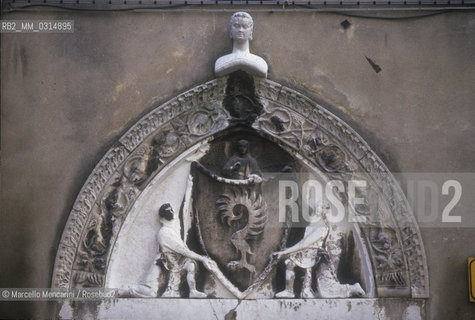 Palazzo Malipiero (now Palazzo Barnabò), decoration on the entrance door with the Malipiero coat of arm. The palace is located on campo San Samuele at numbers 3200 and 3201. Senator Alvise Gasparo Malipiero, owner of this palace in that time, was patron of Giacomo Casanova who as a boy frequented this house on almost all days from 1740 to 1742-43. It borders on the home of Teresa Imer. Through the garden Malipiero could see the girl and he fell in love with her. When he found Casanova courting her, turned him out of the house forever / Venezia, 1998. Palazzo Malipiero, oggi Barnabò, frontone con lo stemma dei Malipiero sopra la porta dingresso. Si apre in campo San Samuele ai numeri 3200 e 3201. Alvise Gasparo Malipiero fu il protettore di Giacomo Casanova che da ragazzo frequentò il palazzo quasi tutti i giorni, dal 1740 al 1742-43. Confinava con la casa di Teresa Imer. Attraverso il giardino il senatore poteva scorgere la stanza della giovane della quale si innamorò fino a farne una protetta. Sorprese Casanova a corteggiarla e lo cacciò dal palazzo - ©Marcello Mencarini/Rosebud2