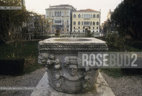 Palazzo Malipiero (now Palazzo Barnabò), well in the garden with a portrait of Alvise Gasparo Malipiero in bas-relief. The palace is located on campo San Samuele at numbers 3200 and 3201. Senator Alvise Gasparo Malipiero, owner of this palace in that time, was patron of Giacomo Casanova who as a boy attended this house on almost all days from 1740 to 1742-43. It borders on the home of Teresa Imer. Through the garden Malipiero could see the girl and he fell in love with her. When he found Casanova courting her, turned him out of the house forever / Venezia, 1998. Palazzo Malipiero (oggi Barnabò), pozzo nel giardino con un ritratto di Alvise Gasparo Malipiero in bassorilievo. Il palazzo si apre in campo San Samuele ai numeri 3200 e 3201. Alvise Gasparo Malipiero fu il protettore di Giacomo Casanova che da ragazzo frequentò il palazzo quasi tutti i giorni, dal 1740 al 1742-43. Confinava con la casa di Teresa Imer. Attraverso il giardino il senatore poteva scorgere la stanza della giovane della quale si innamorò fino a farne una protetta. Sorprese Casanova a corteggiarla e lo cacciò dal palazzo - ©Marcello Mencarini/Rosebud2