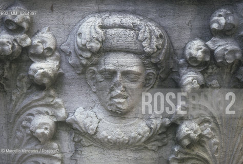 Venice 1998. Well in the garden of Palazzo Malipiero (now Palazzo Barnabò) with a portrait of Alvise Gasparo Malipiero in bas-relief. The palace is located on campo San Samuele at numbers 3200 and 3201. Senator Alvise Gasparo Malipiero, owner of this palace in that time, was patron of Giacomo Casanova who as a boy frequented this house on almost all days from 1740 to 1742-43. It borders on the home of Teresa Imer. Through the garden Malipiero could see the girl and he fell in love with her. When he found Casanova courting her, turned him out of the house forever / Venezia, 1998. Pozzo nel giardino di Palazzo Malipiero (oggi Barnabò) con un ritratto di Alvise Gasparo Malipiero in bassorilievo. Il palazzo si apre in campo San Samuele ai numeri 3200 e 3201. Alvise Gasparo Malipiero fu il protettore di Giacomo Casanova che da ragazzo frequentò il palazzo quasi tutti i giorni, dal 1740 al 1742-43. Confinava con la casa di Teresa Imer. Attraverso il giardino il senatore poteva scorgere la stanza della giovane della quale si innamorò fino a farne una protetta. Sorprese Casanova a corteggiarla e lo cacciò dal palazzo - ©Marcello Mencarini/Rosebud2
