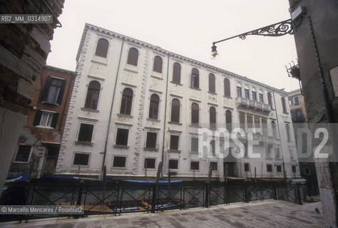 Venice, 1998. Palazzo Grimani. Giacomo Casanova lived here for short time in 1743 and frequented it often from 1744 and 1782 when he had a fight with Giovanni Carlo Grimani. The Grimani family patronized theaters and protected actors or playwrights like Carlo Goldoni and was owner in Venice of theaters like the San Samuele Theater / Venezia, 1998. Palazzo Grimani. Giacomo Casanova vi abitò per breve tempo nel 1743. Lo frequentò spesso tra il 1744 e il 1782, quando litigò con il padrone di casa, Giovanni Carlo Grimani. La famiglia Grimani finanziò teatri e protesse attori e commediografi come Carlo Goldoni e fu proprietaria di diversi teatri a Venezia, come il teatro San Samuele - ©Marcello Mencarini/Rosebud2