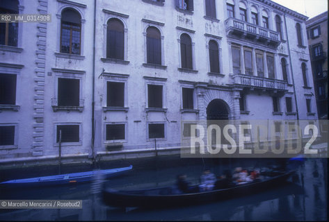 Venice, 1998. Palazzo Grimani. Giacomo Casanova lived here for short time in 1743 and frequented it often from 1744 and 1782 when he had a fight with Giovanni Carlo Grimani. The Grimani family patronized theaters and protected actors or playwrights like Carlo Goldoni and was owner in Venice of theaters like the San Samuele Theater / Venezia, 1998. Palazzo Grimani. Giacomo Casanova vi abitò per breve tempo nel 1743. Lo frequentò spesso tra il 1744 e il 1782, quando litigò con il padrone di casa, Giovanni Carlo Grimani. La famiglia Grimani finanziò teatri e protesse attori e commediografi come Carlo Goldoni e fu proprietaria di diversi teatri a Venezia, come il teatro San Samuele - ©Marcello Mencarini/Rosebud2