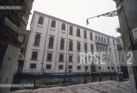 Venice, 1998. Palazzo Grimani. Giacomo Casanova lived here for short time in 1743 and frequented it often from 1744 and 1782 when he had a fight with Giovanni Carlo Grimani. The Grimani family patronized theaters and protected actors or playwrights like Carlo Goldoni and was owner in Venice of theaters like the San Samuele Theater / Venezia, 1998. Palazzo Grimani. Giacomo Casanova vi abitò per breve tempo nel 1743. Lo frequentò spesso tra il 1744 e il 1782, quando litigò con il padrone di casa, Giovanni Carlo Grimani. La famiglia Grimani finanziò teatri e protesse attori e commediografi come Carlo Goldoni e fu proprietaria di diversi teatri a Venezia, come il teatro San Samuele - ©Marcello Mencarini/Rosebud2
