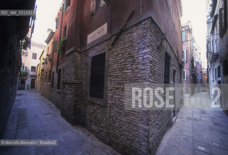 Venice, 1998. Calle Nani. Here, in one of these homes near Palazzo Malipiero, lived Angela Cattarina Tosello. She was the daughter of painter Iseppo Tosello and niece of his brother, the priest Tosello of St. Samuel Church. She exercised an irresistible attraction over the young Giacomo Casanova / Venezia, 1998. Calle Nani. In una di queste case vicino a Palazzo Malipiero viveva Angela Cattarina Tosello, figlia del pittore Iseppo Tosello e nipotedel di lui fratello, il curato Tosello della chiesa di San Samuele. Il giovane Giacomo Casanova ebbe per la ragazza una grande attrazione - ©Marcello Mencarini/Rosebud2