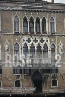 Venice 1998. Palazzo Loredan dellambasciatore is a 15th century palace near the Academy Bridge often frequented by Giacomo Casanova. Once it belonged to the Loredan family and was called dellambasciatore (of the ambassador) because it was the rental residence of the ambassadors of the Austrian Empire in Venice. In the time of Giacomo Casanova here lived his friend Giustiniana Wynne, wife of ambassador Filippo Giuseppe Orsini-Rosenberg and mistress of another friend of Casanova, Andrea Memmo  / Venezia 1998. Palazzo Loredan dellambasciatore è un palazzo del 15° secolo vicino al ponte dellAccademia che Giacomo Casanova frequentava spesso. Un tempo apparteneva alla famiglia Loredan e era detto dellambasciatore perché veniva affittato come residenza degli ambasciatori dellImpero austriaco. Ai tempi di Giacomo Casanova, vi abitava una sua sua amica, Giustiniana Wynne, moglie dellambasciatore Filippo Giuseppe Orsini-Rosenberg e amante di un altro caro amico di Casanova, Andrea Memmo - ©Marcello Mencarini/Rosebud2