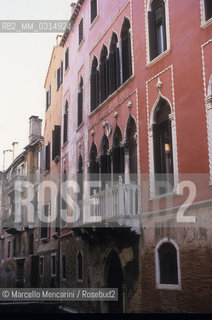 Venice, 1998. Palazzo Bragadin. Here Giacomo Casanova lived from 1748 to 1755, guest of his greatest patron, senator Matteo Giovanni Bragadin / Venezia, 1998. Palazzo Bragadin. Qui Giacomo Casanova visse dal 1748 al 1755 ospite del suo maggior protettore, il senatore  Matteo Giovanni Bragadin - ©Marcello Mencarini/Rosebud2