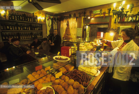 Venice, 1998. Cantina Do spade (two swords wine bar), near the Rialto Bridge (360, San Polo). About in 1746 Giacomo Casanova, his brother Francesco, patrician Balbi and other five young people pretended to be policemen to arrest three men then left on the San Giorgio Island, kidnap the wife of one of these and have fun with her at Do Spade wine bar. This public place is among the few in Venice that has kept its eighteenth-century name. Still now it is a wine bar managed by his owner, mister Giorgio Lanza / Venezia, 1998. Cantina Do spade, vicino al ponte di Rialto (San Polo 360). Giacomo Casanova, suo fratello Francesco, il patrizio Balbi e altri cirque giovani, intorno al 1746, si spacciarono per sbirri e finsero di arrestare tre uomini che abbandonarono nellisola di San Giorgio per rapire la moglie di uno di essi e divertirsi con lei alle Do spade. Questo locale è uno dei pochissimi ad aver conservato il suo nome settecentesco. Ancor oggi è una cantina gestita dal suo attuale proprietario, il signor Giorgio Lanza - ©Marcello Mencarini/Rosebud2