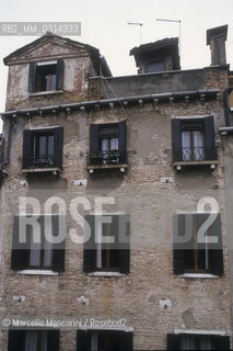 Venice, 1998. Barbaria delle Tole. The last home of Giacomo Casanova in Venice was here at number 6673. He rented it with his mate Francesca Buschini and her family and he left it forever on 13 January 1783 / Venezia, 1998. Barbaria delle tole. Qui al numero 6673 fu lultima casa di Giacomo Casanova a Venezia. Laffittò per viverci con la sua compagna Francesca Buschini e con la famiglia di lei. La lasciò definitivamente il 13 gennaio 1783 - ©Marcello Mencarini/Rosebud2
