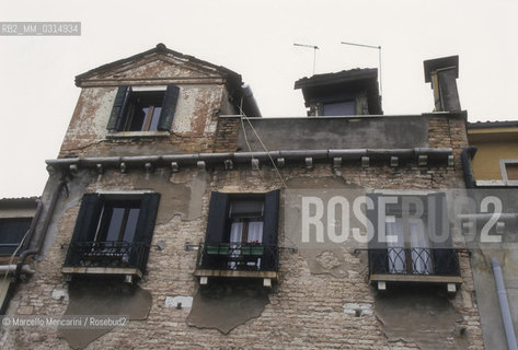 Venice, 1998. Barbaria delle Tole. The last home of Giacomo Casanova in Venice was here at number 6673. He rented it with his mate Francesca Buschini and her family and he left it forever on 13 January 1783 / Venezia, 1998. Barbaria delle tole. Qui al numero 6673 fu lultima casa di Giacomo Casanova a Venezia. Laffittò per viverci con la sua compagna Francesca Buschini e con la famiglia di lei. La lasciò definitivamente il 13 gennaio 1783 - ©Marcello Mencarini/Rosebud2