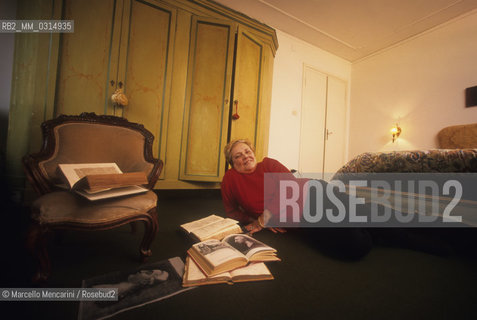 Venice, 1998. The present owner Anna Baccalin Sacco in the last home of Giacomo Casanova in Venice on Barbaria delle Tole at number 6673. He rented it with his mate Francesca Buschini and her family and he left it forever on 13 January 1783 / Venezia, 1998. Lattuale proprietaria, la signora Anna Baccalin Sacco, nella casa in Barbaria delle Tole al numero 6673 che fu lultima casa di Giacomo Casanova a Venezia, affittata per viverci con la sua compagna Francesca Buschini e con la famiglia di lei. La lasciò definitivamente il 13 gennaio 1783 - ©Marcello Mencarini/Rosebud2