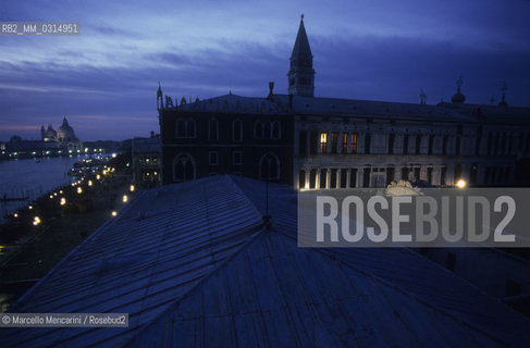 Venice, 1998. Roof of the Piombi prison in the Doges Palace viewed from the terrace of the Hotel Danieli. Through here Giacomo Casanova escaped on 31 October 1756 / Venezia, 1998. Tetto dei piombi, le prigioni di Palazzo ducale visto dalla terrazza dellHotel Danieli. Da  qui Giacomo Casanova riuscì a fuggire il 31 ottobre 1756  - ©Marcello Mencarini/Rosebud2