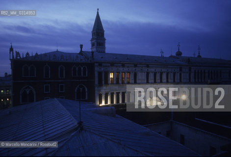 Venice, 1998. Roof of the Piombi prison in the Doges Palace viewed from the terrace of the Hotel Danieli. Through here Giacomo Casanova escaped on 31 October 1756 / Venezia, 1998. Tetto dei piombi, le prigioni di Palazzo ducale visto dalla terrazza dellHotel Danieli. Da  qui Giacomo Casanova riuscì a fuggire il 31 ottobre 1756  - ©Marcello Mencarini/Rosebud2
