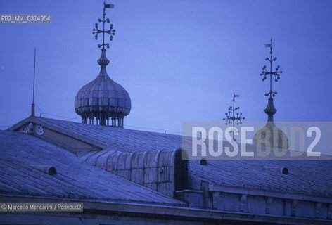 Venice, 1998. Roof of the Piombi prison in the Doges Palace viewed from the terrace of the Hotel Danieli. Through here Giacomo Casanova escaped on 31 October 1756 / Venezia, 1998. Tetto dei piombi, le prigioni di Palazzo ducale visto dalla terrazza dellHotel Danieli. Da  qui Giacomo Casanova riuscì a fuggire il 31 ottobre 1756  - ©Marcello Mencarini/Rosebud2
