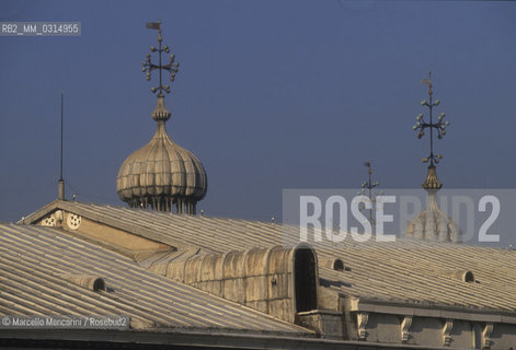 Venice, 1998. Roof of the Piombi prison in the Doges Palace viewed from the terrace of the Hotel Danieli. Through here Giacomo Casanova escaped on 31 October 1756 / Venezia, 1998. Tetto dei piombi, le prigioni di Palazzo ducale visto dalla terrazza dellHotel Danieli. Da  qui Giacomo Casanova riuscì a fuggire il 31 ottobre 1756  - ©Marcello Mencarini/Rosebud2