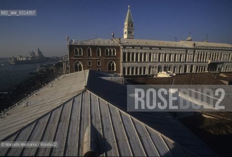 Venice, 1998. Roof of the Piombi prison in the Doges Palace viewed from the terrace of the Hotel Danieli. Through here Giacomo Casanova escaped on 31 October 1756 / Venezia, 1998. Tetto dei piombi, le prigioni di Palazzo ducale visto dalla terrazza dellHotel Danieli. Da  qui Giacomo Casanova riuscì a fuggire il 31 ottobre 1756  - ©Marcello Mencarini/Rosebud2