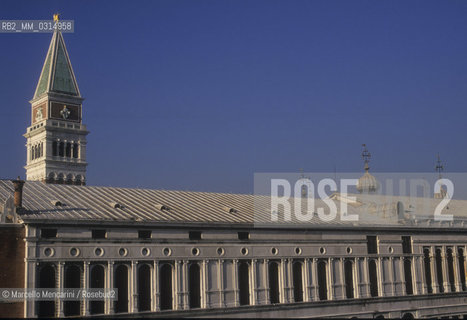 Venice, 1998. Roof of the Piombi prison in the Doges Palace viewed from the terrace of the Hotel Danieli. Through here Giacomo Casanova escaped on 31 October 1756 / Venezia, 1998. Tetto dei piombi, le prigioni di Palazzo ducale visto dalla terrazza dellHotel Danieli. Da  qui Giacomo Casanova riuscì a fuggire il 31 ottobre 1756  - ©Marcello Mencarini/Rosebud2