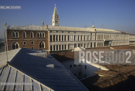 Venice, 1998. Roof of the Piombi prison in the Doges Palace viewed from the terrace of the Hotel Danieli. Through here Giacomo Casanova escaped on 31 October 1756 / Venezia, 1998. Tetto dei piombi, le prigioni di Palazzo ducale visto dalla terrazza dellHotel Danieli. Da  qui Giacomo Casanova riuscì a fuggire il 31 ottobre 1756  - ©Marcello Mencarini/Rosebud2