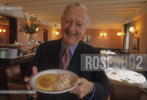 Venice 1998, Harrys Bar. Arrigo Cipriani, owner of Harrys Bar, suggesting a dish of  Sogliola alla Casanova (sole a la Casanova) / Venezia 1998, Harrys Bar. Arrigo Cipriani, proprietario dellHarrs Bar, propone il piatto Sogliola alla Casanova - ©Marcello Mencarini/Rosebud2